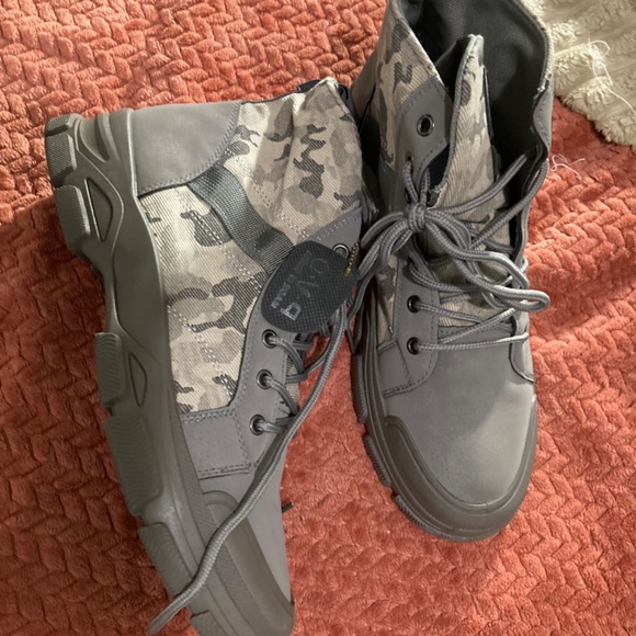 Shoes - Picture 2 of 3